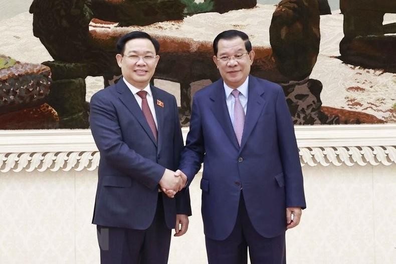 El presidente de la AN de Vietnam, Vuong Dinh Hue, se toma foto con el primer ministro camboyano, Samdech Techo Hun Sen. (Fotografía: VNA)