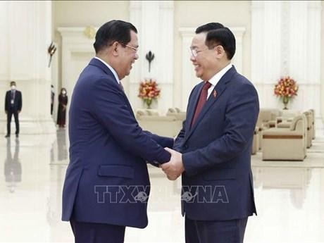 El presidente de la Asamblea Nacional de Vietnam, Vuong Dinh Hue (D), y el primer ministro de Camboya, Samdech Techo Hun Sen. (Fotografía: VNA)