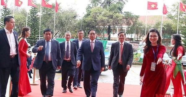El primer ministro Pham Minh Chinh asiste a la cita. 
