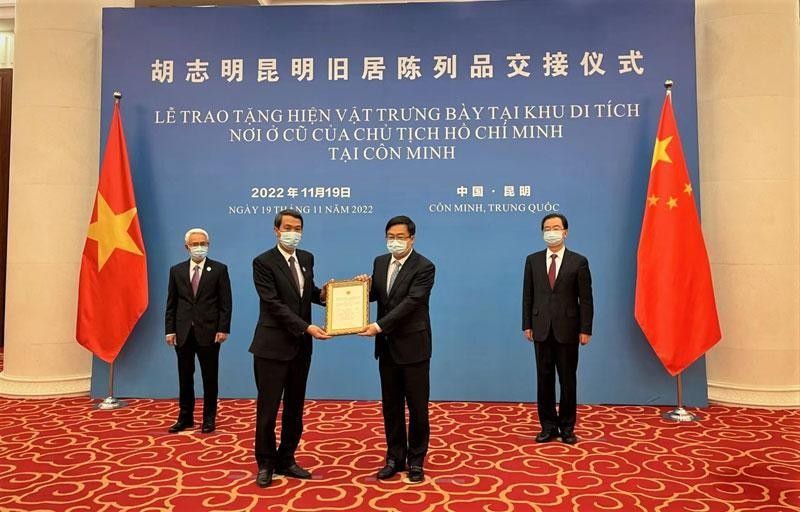 La entrega se efectúa en presencia del embajador de Hanói en Pekín, Pham Sao Mai, y del secretario del Comité del Partido Comunista de China en Yunnan, Wang Ning. 