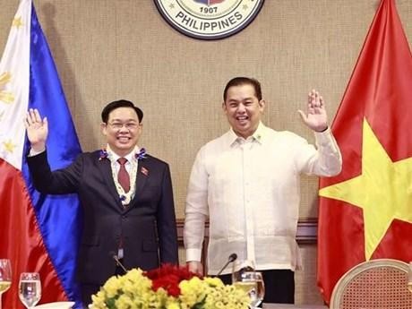 El presidente de la Asamblea Nacional de Vietnam, Vuong Dinh Hue, y el titular de la Cámara de Representantes de Filipinas (CRF), Martín Romuáldez. (Fotografía: VNA)