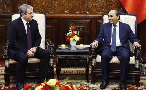 El presidente vietnamita, Nguyen Xuan Phuc, recibió al embajador de Azerbaiyán, Shovgi Kamal Oglu Mehdizade. (Fotografía: VNA)