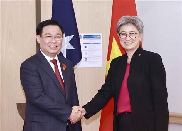 El presidente de la Asamblea Nacional de Vietnam, Vuong Dinh Hue, recibe a la ministra de Relaciones Exteriores de Australia, Penny Wong. (Fotografía: VNA)