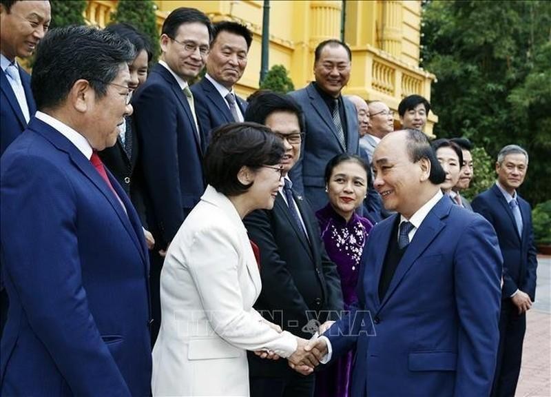 El presidente Nguyen Xuan Phuc se reúne con representantes de organizaciones de los surcoreanos que viven y trabajan en Vietnam. (Fotografía: VNA)