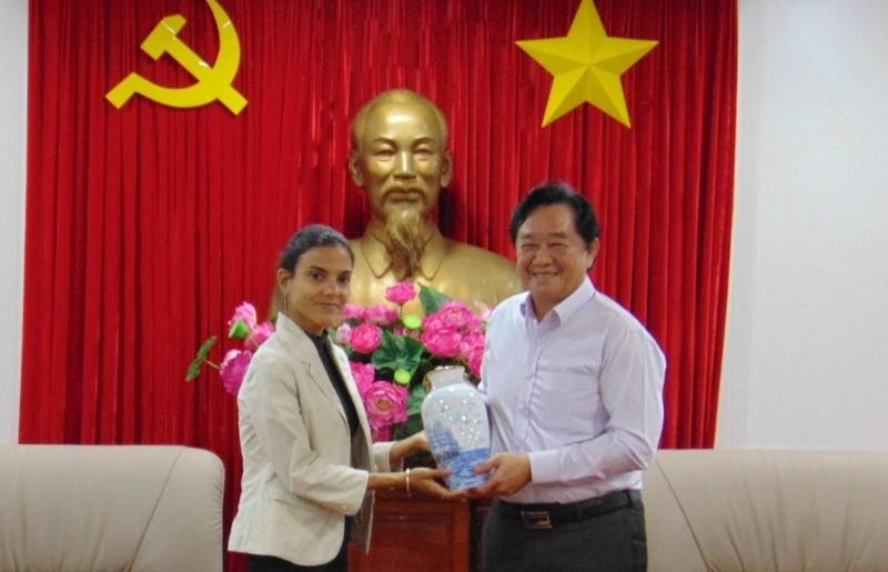 El secretario adjunto permanente del Comité del Partido Comunista de Vietnam en Binh Duong, Nguyen Hoang Thao, recibe a la subdirectora del diario Granma, Arlin Alberty Loforte. 