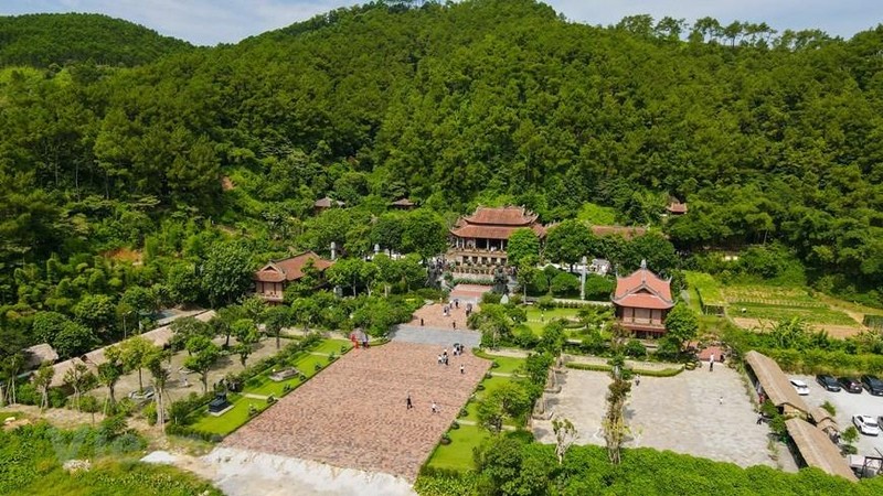 La pagoda, ubicada en el pueblo de Ninh Trung, comuna de Liem Son, distrito de Thanh Liem, provincia de Ha Nam, ha atraído a muchos turistas nacionales e internacionales gracias a su belleza pura y pacífica. (Fotografía: Vietnam+)
