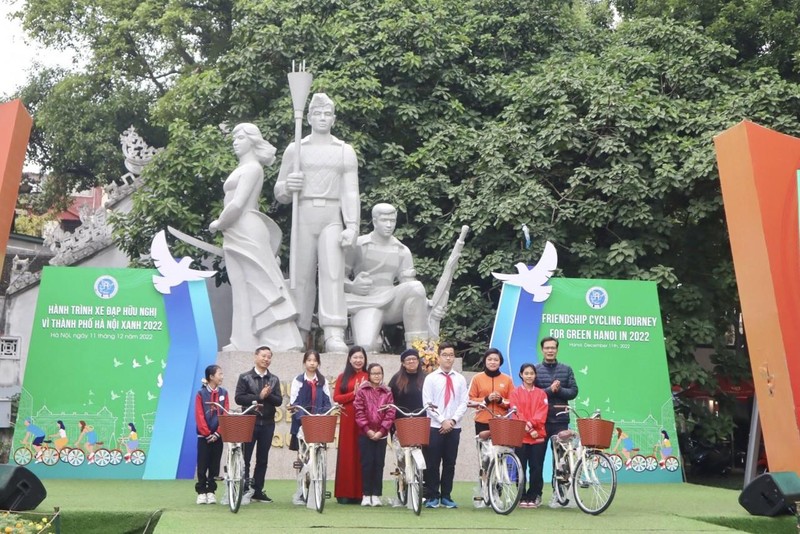 Obsequian bicicletas a estudiantes desfavorecidos con resultados académicos sobresalientes. (Fotografía: VNA)