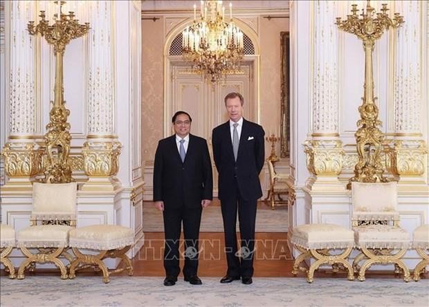 El primer ministro de Vietnam, Pham Minh Chinh, (I) y el Gran Duque de Luxemburgo, Enrique. (Fotografía: VNA)