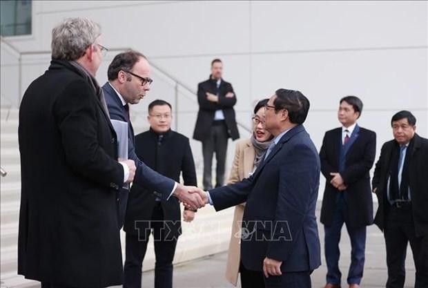 El primer ministro de Vietnam, Pham Minh Chinh, se reúne con el vicegobernador de Brabante Septentrional, Martijn van Gruijthuijsen. (Fotografía: VNA)