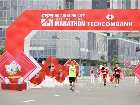 Los corredores en el Maratón Internacional de Techcombank de Ciudad Ho Chi Minh. (Fotografía: VNA)
