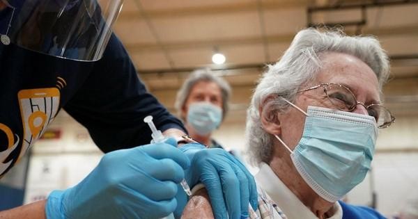 Vacunación contra el Covid-19 para personas mayores en Martinsburg, West Virginia, Estados Unidos, en marzo de 2021. (Fotografía: Reuters)