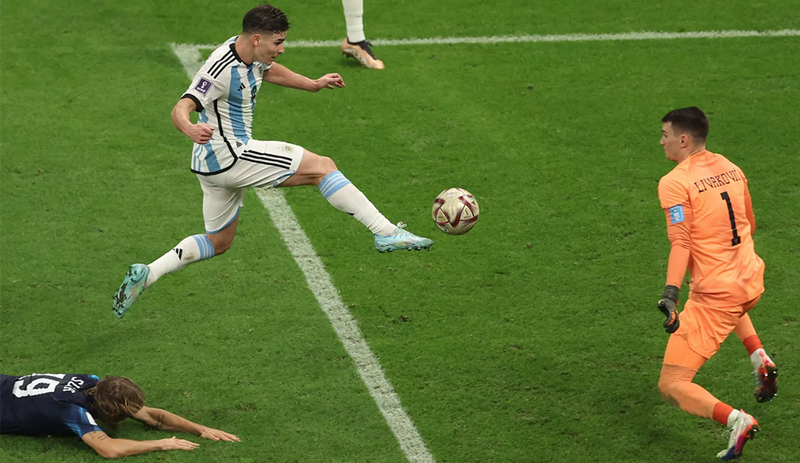Julián Álvarez anota el segundo gol de Argentina ante Croacia. (Fotografía: AFP)