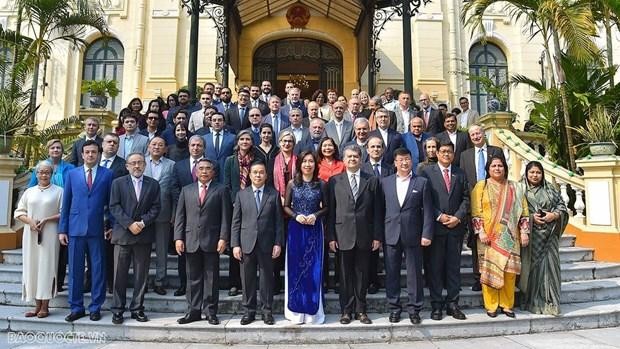 La viceministra de Relaciones Exteriores de Vietnam Le Thi Thu Hang, representantes diplomáticos y reporteros foráneos. (Fotografía: VNA)