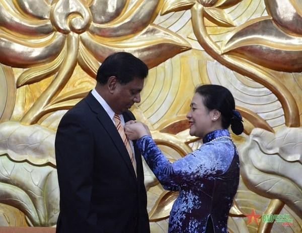 La presidenta de la Unión de Organizaciones de Amistad de Vietnam, Nguyen Phuong Nga (derecha), otorga la insignia al embajador de Sri Lanka en Vietnam, Prasanna Gamage. (Fotografía: qdnd.vn)