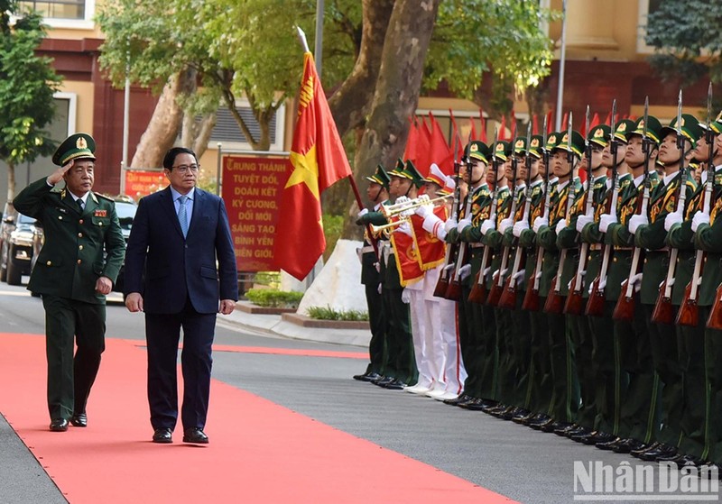 El primer ministro Pham Minh Chinh visitó y trabajó con el Alto Mando de la Guardia Fronteriza.