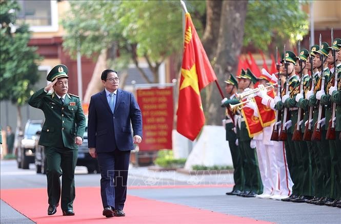 El primer ministro Pham Minh Chinh visita el Alto Mando de la Guardia Fronteriza. (Fotografía: VNA)