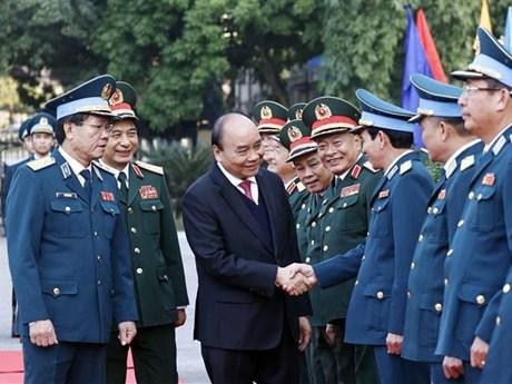 El presidente de Vietnam, Nguyen Xuan Phuc, y representantes militares. (Fotografía: VNA)