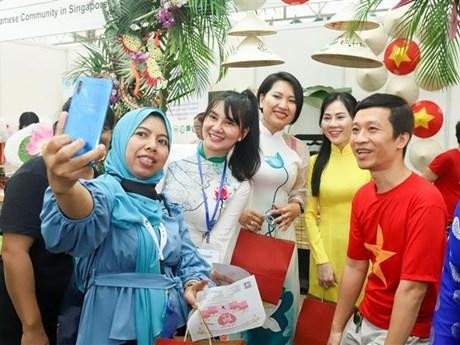 Ciudadanos de otros países visitan el pabellón de Vietnam (Fotografía: VNA)