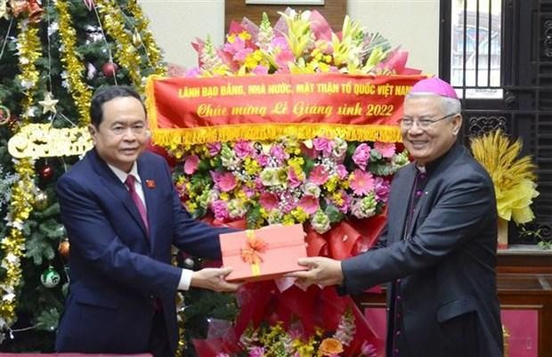 Tran Thanh Man, miembro del Buró Político y vicepresidente permanente de la Asamblea Nacional de Vietnam, entrega obsequio al obispo Giuse Dang Duc Ngan. (Fotografía: VNA)