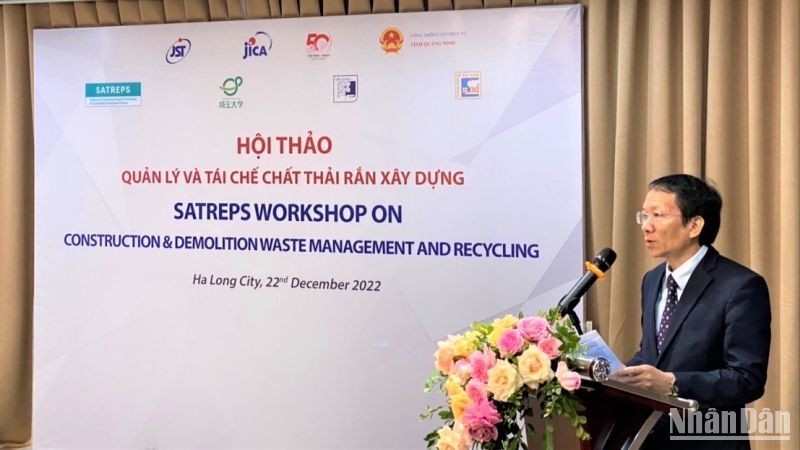 Nguyen Manh Tuan, director del Servicio de Construcción de Quang Ninh, habla en el evento. 