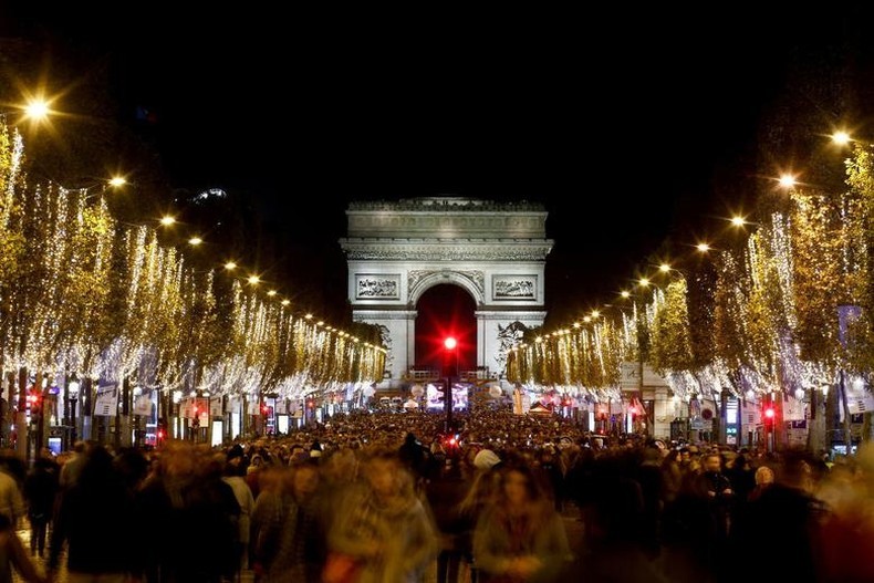 Francia ilumina los Campos Elíseos con las luces navideñas. (Fotografía: Reuters)