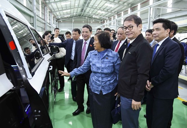 Las delegaciones visitan la fábrica del grupo THACO. (Fotografía: quochoi.vn)