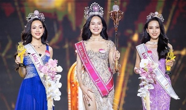 Huynh Thi Thanh Thuy (centro) se corona Miss Vietnam 2022. (Fotografía: VNA)