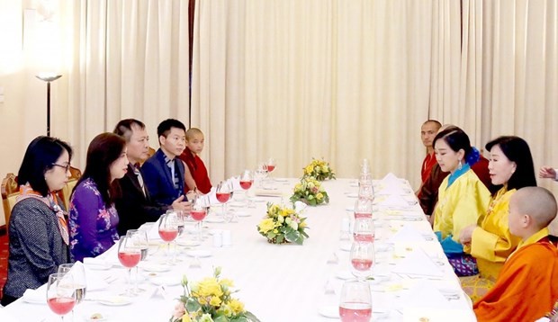 La vicecanciller Le Thi Thu Hang recibe a la reina madre de Bután, Gyalyum Dorji Wangmo Wangchuck. (Fotografía: VNA)