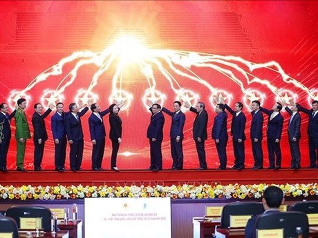 El primer ministro Pham Minh Chinh y delegados inauguran base de datos nacional sobre cuadros, funcionarios y empleados en agencias estatales. (Fotografía: VNA)