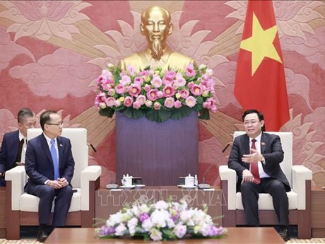 El presidente de la Asamblea Nacional de Vietnam, Vuong Dinh Hue, y el embajador camboyano Chay Navuth. (Fotografía: VNA)