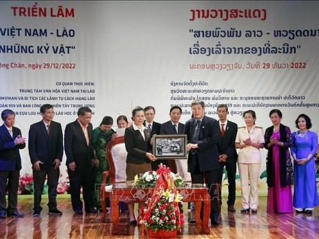En la ocasión, las familias de los expertos vietnamitas que lucharon en Laos durante la guerra presentan los objetos al Museo Kaysone Phomvihane para su preservación y exhibición. (Fotografía: VNA)