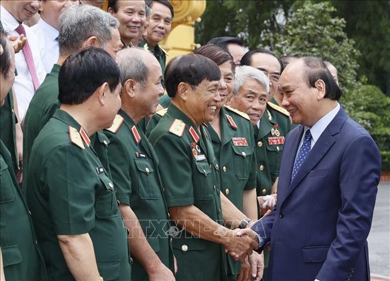 El presidente Nguyen Xuan Phuc y representantes del Comité de Enlace de la Asociación de Veteranos de Guerra del frente Vi Xuyen-Ha Tuyen. (Fotografía: VNA)