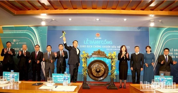El viceministro de Finanzas, Nguyen Duc Chi, hace un toque del gong para abrir la bolsa de valores a principios de 2023. (Fotografía: nhandan.vn)