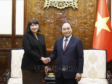 El presidente de Vietnam, Nguyen Xuan Phuc, y la embajadora rumana, Cristina Romila, (Fotografía: VNA)