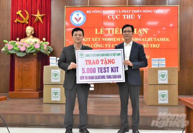 Nguyen Van Long, director del Departamento de Salud Animal, (izqierda), recibe los kits de prueba rápida de Salbutamol. (Fotografía: VNA)