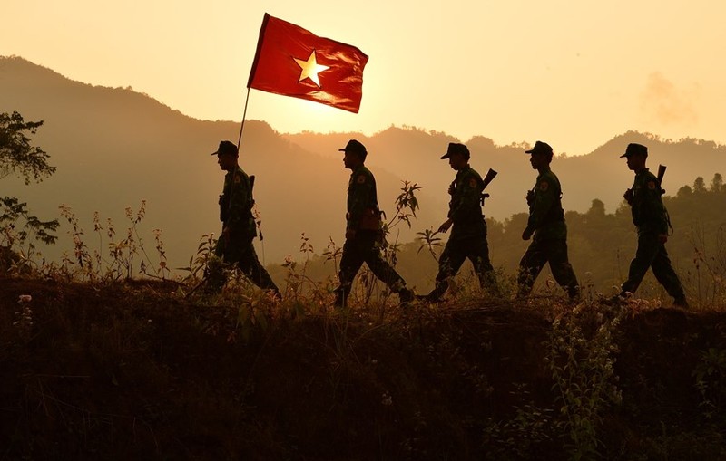 Soldados del puesto de guardia fronterizo de A Pa Chai patrullan a principios de 2023. (Fotografía: VNA)