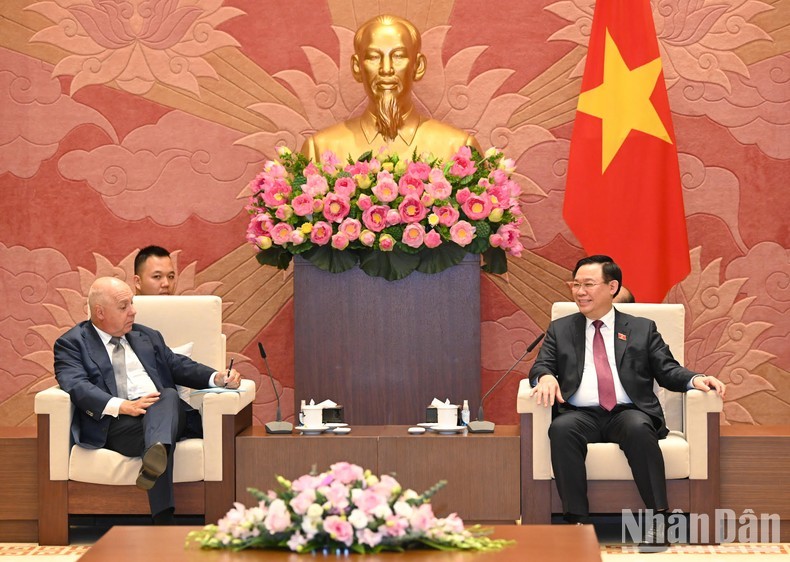 El presidente de la Asamblea Nacional de Vietnam, Vuong Dinh Hue (derecha), recibe al tesorero y ministro de Desarrollo Económico y Relaciones Industriales del Estado de Victoria, Australia, Tim Pallas. (Fotografía: VNA)