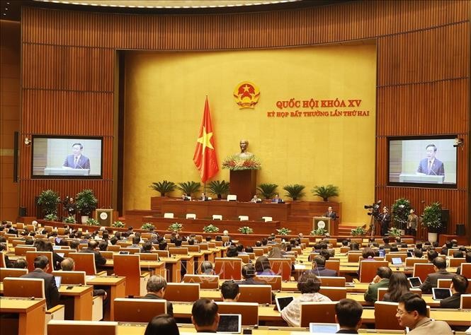 El presidente de la Asamblea Nacional de Vietnam, Vuong Dinh Hue, interviene en la reunión. (Fotografía: VNA)