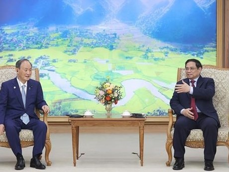 El primer ministro vietnamita, Pham Minh Chinh, recibió al expremier japonés Suga Yoshihide. (Fotografía: VNA)