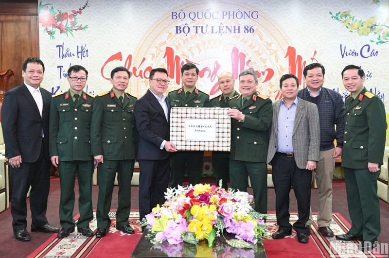 Quoc Minh entrega obsequio a representantes del Comando Ciberespacial, dependiente del Ministerio de Defensa.