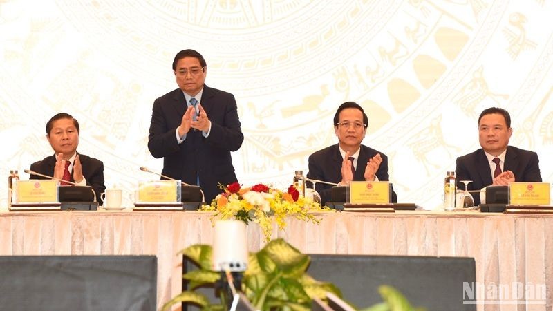 El primer ministro Pham Minh Chinh asiste a la conferencia. 