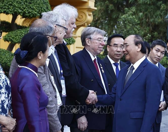 El presidente Nguyen Xuan Phuc recibe a invitados internacionales. (Fotografía: VNA)