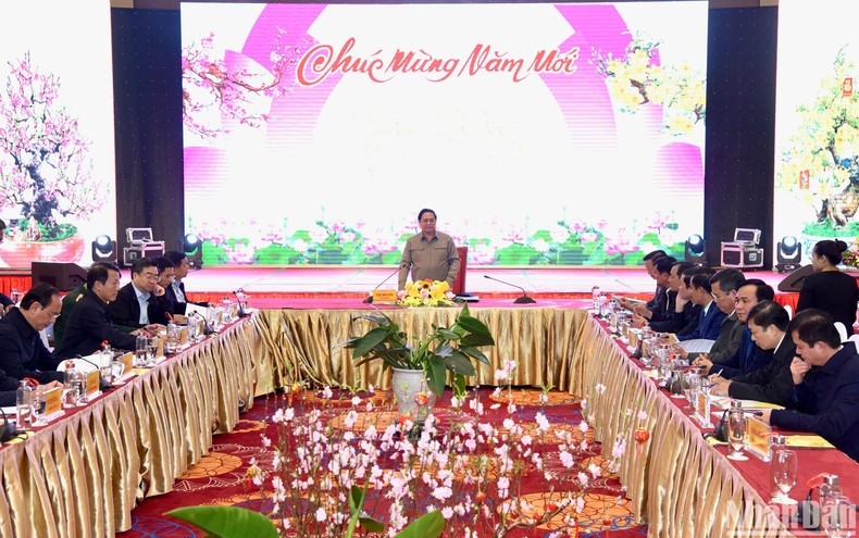 El primer ministro, Pham Minh Chinh, pronuncia un discurso para dirigir la reunión. 