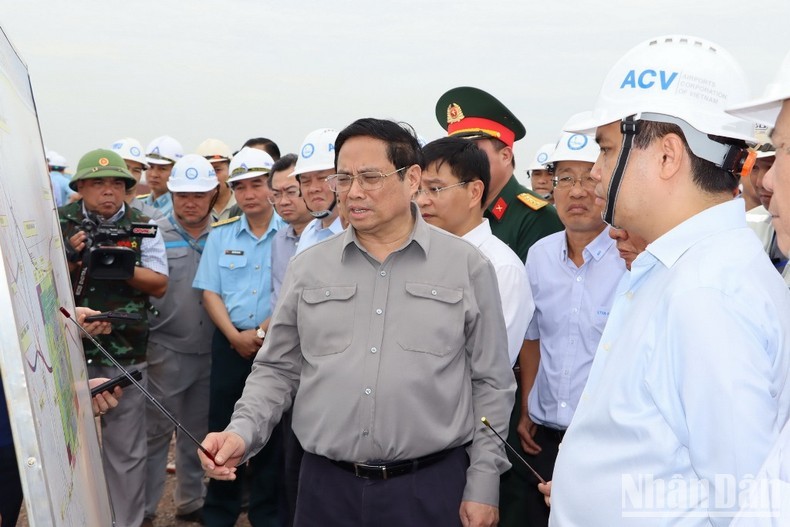 El primer ministro, Pham Minh Chinh, inspecciona el proyecto de inversión en la construcción del aeropuerto de Long Thanh.