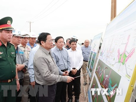 El premier Pham Minh Chinh inspecciona la obra. (Fotografía: VNA)