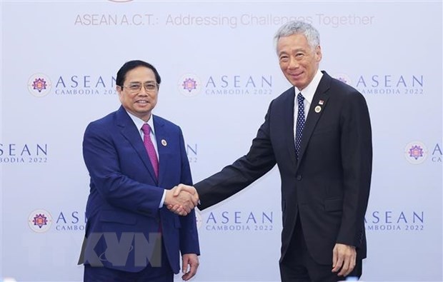 El primer ministro de Vietnam, Pham Minh Chinh, y su homólogo de Singapur, Lee Hsien Loong, al margen de las Cumbres 40 y 41 de la Asean. (Fotografía: VNA)