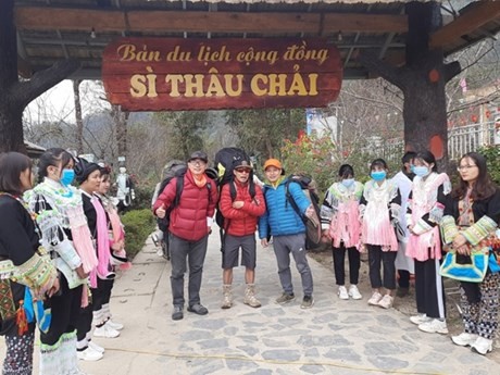 Visitantes a la aldea Si Thau Chai. (Fotografía: dangcongsan.vn)