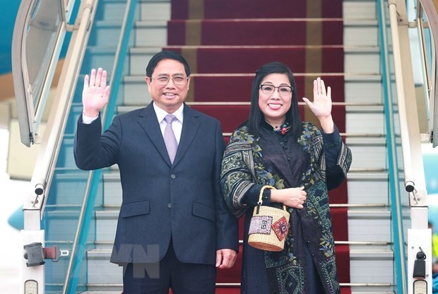 El premier Pham Minh Chinh y su esposa parten de Hanói hacia Singapur y Brunéi (Fotografía: VNA)