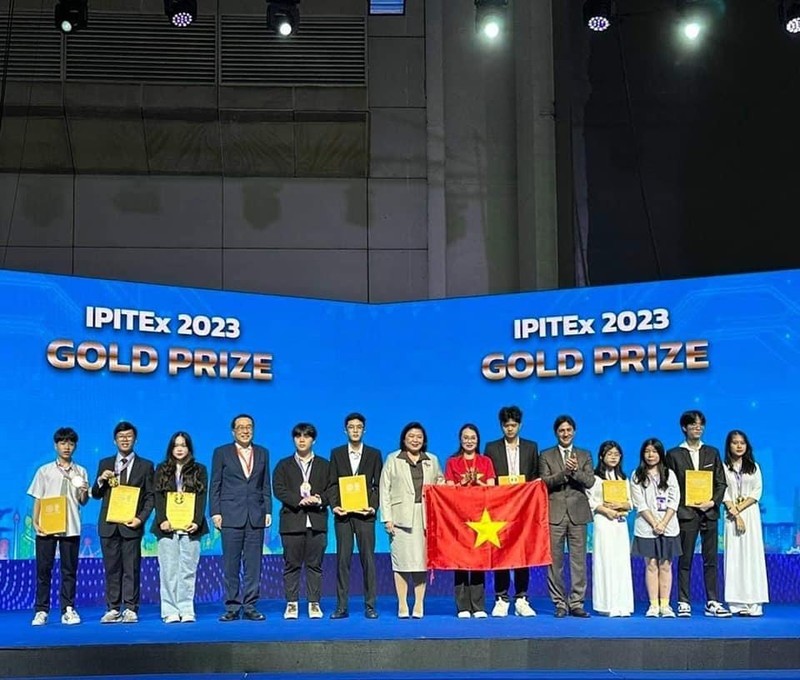 Estutiantes vietnamitas reciben medallas de oro en el certamen.