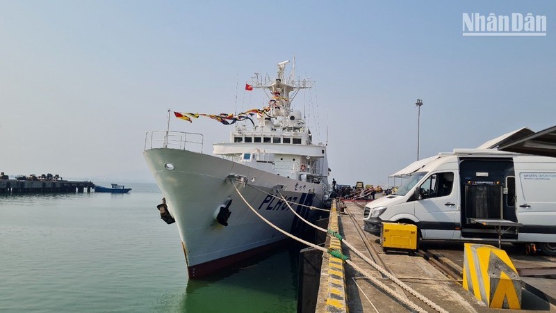 El buque de patrulla PLH SETTSU atraca en el puerto de Tien Sa. 
